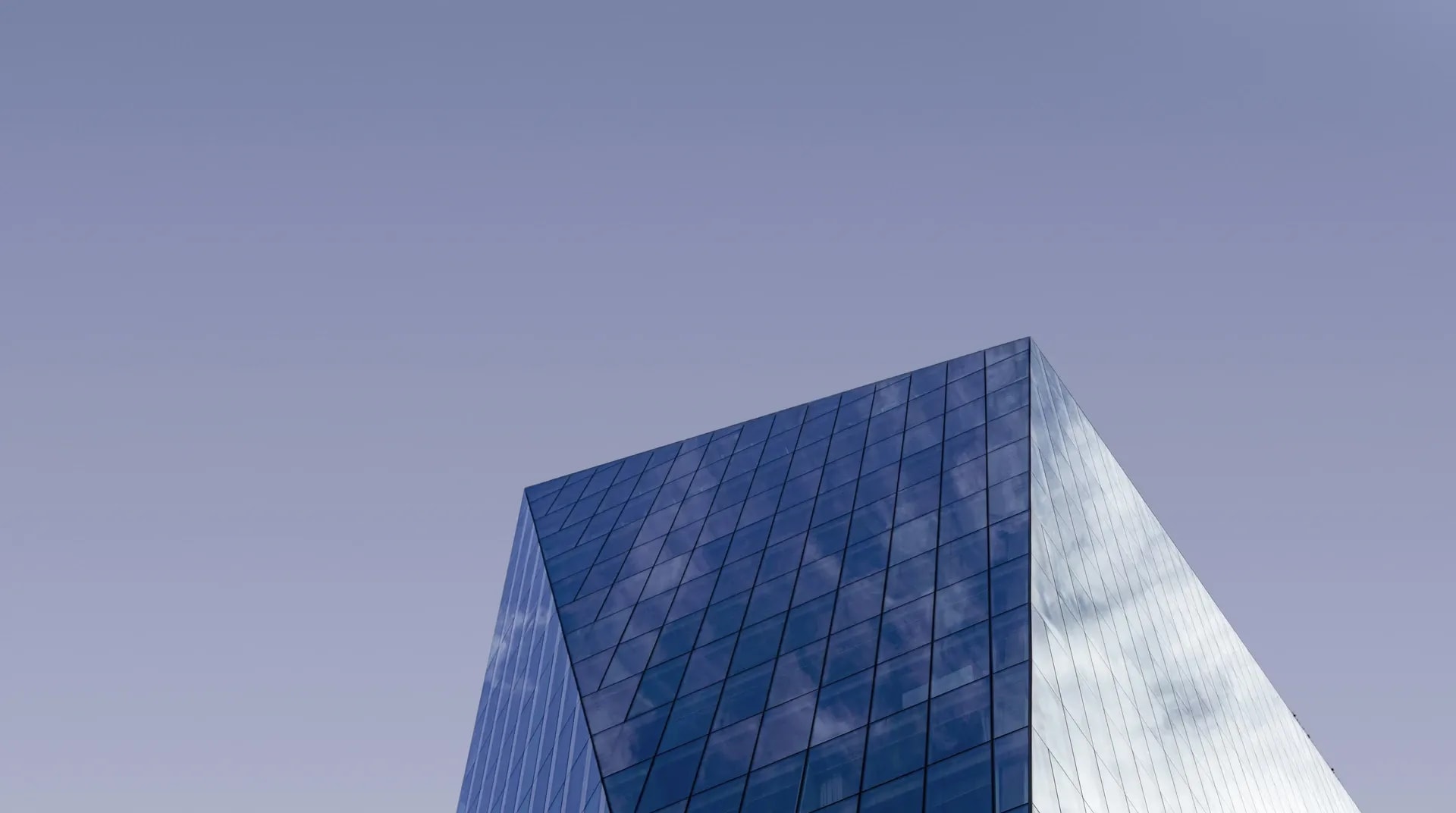 Een kantoorgebouw van glas tegen de avondlucht